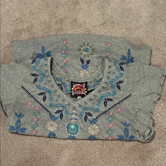 Johnny Was Gray Embroidered Short Sleeve Tee, NWOT, XL - Picture 2 of 13